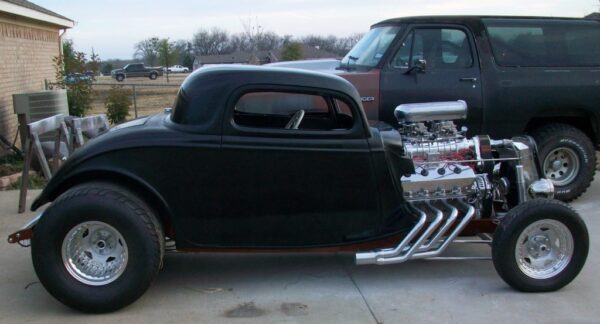 1933-34 FORD 3-WINDOW COUPE WITH 3" CHOP TOP